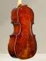 Preview: Cello da Spalla, viola Pompoza – handgefertigt von Simon Csaba 2025, Siebenbürgen – Bodenansicht, seitlich Preview: Cello da Spalla, viola Pompoza – handgefertigt von Simon Csaba 2025, Siebenbürgen – Bodenansicht, seitlich