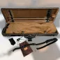 Preview: Exklusives GL-Lederetui für Violine mit braunem Innenfutter aus Veloursstoff mit Geige zugedeckt und Zubehör