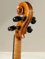 Preview: Calin Vultur Meistergeige 2025 – Guarneri Modell – Schneckeansicht hinten seitlich Preview: Calin Vultur Meistergeige 2025 – Guarneri Modell – Schneckeansicht hinten seitlich