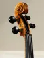 Preview: Calin Vultur Meistergeige 2025 – Guarneri Modell – Schneckeansicht vorne seitlich Preview: Calin Vultur Meistergeige 2025 – Guarneri Modell – Schneckeansicht vorne seitlich