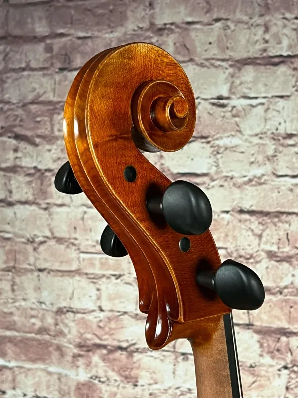 230423 Schnecke-hinten-seitlich-Detailansicht eines Stoica Alin di Bottega Cello Handarbeit aus Siebenbürgen 2023