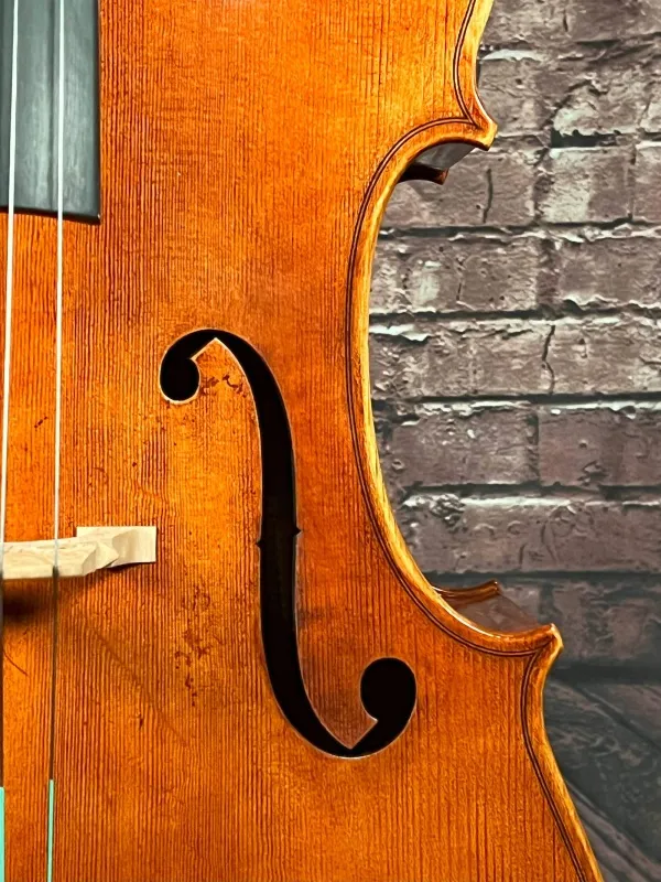 F-Loch-Ansicht eines Stoica Alin Meister Cello Handarbeit aus Siebenbürgen 2021