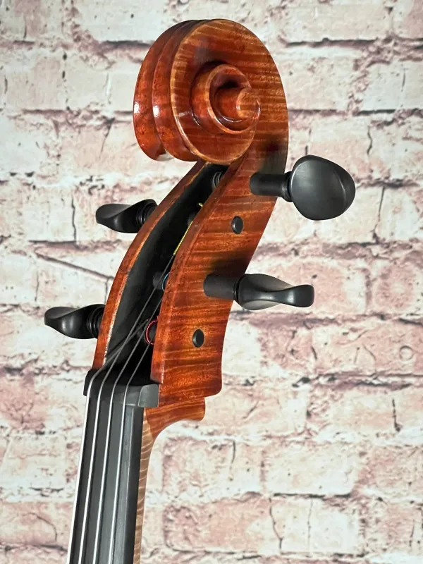 Schnecke-Ansicht-vorne-seitlich eines Stoica Alin Meister Cello Handarbeit aus Siebenbürgen 2021