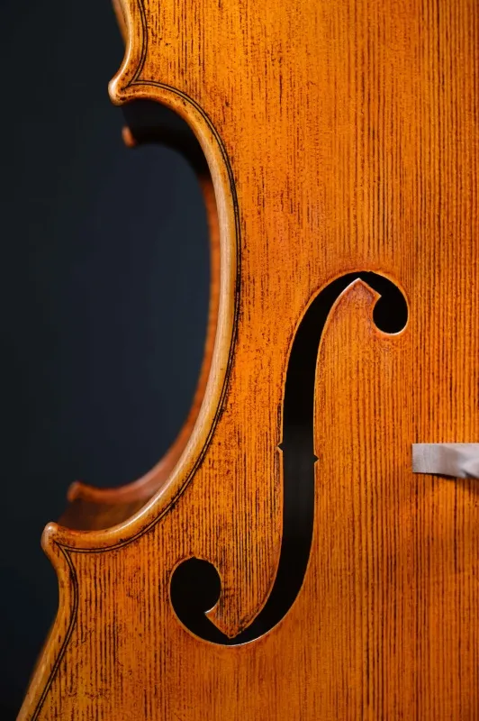 C-Kanteansicht-vorne eines Stoica Alin Meister Cello Handarbeit aus Siebenbürgen 2023