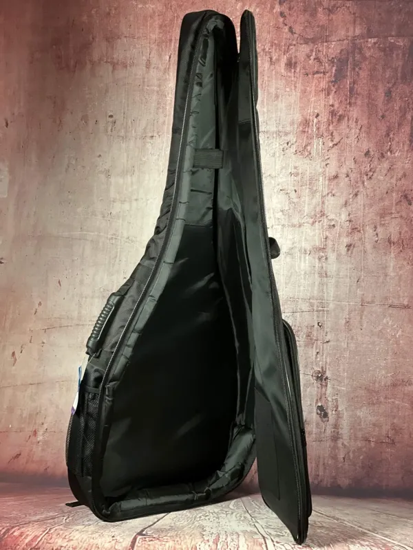 Geöffnet-Detailansicht einer CNB DGB1680 Gig Bag für Westerngitarre, Tasche für akustische Gitarre