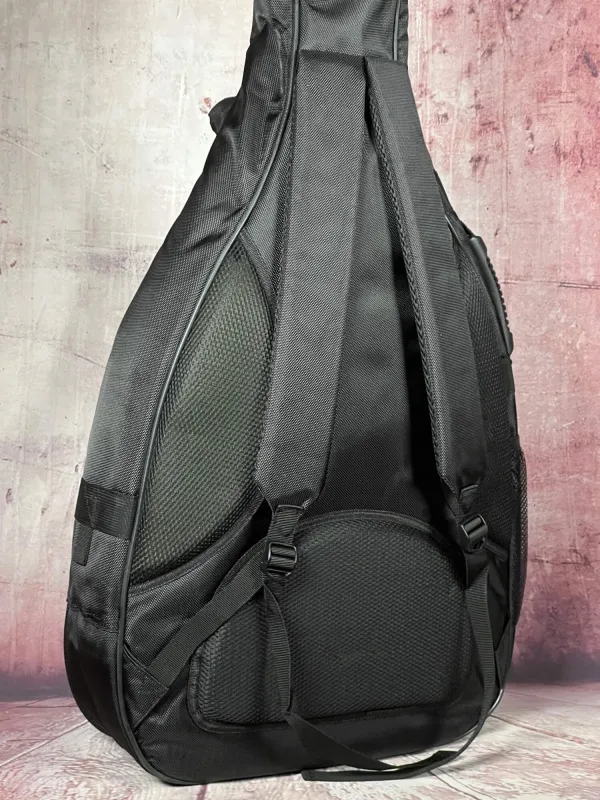Rucksacksystem-Detailansicht einer CNB DGB1680 Gig Bag für Westerngitarre, Tasche für akustische Gitarre