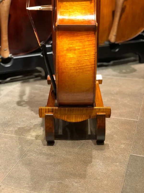 Ansprechendes Massivholz Design-Ständer für Cello
