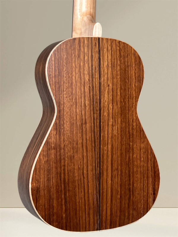Preview: APC B OVA Traditional Bariton Ukulele aus massivem Ovangkol - Bodenansicht