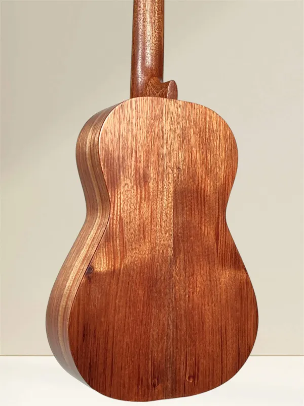 APC Bariton-Ukulele BS Simple – Bodenansicht mit massivem Koa-Korpus APC Bariton-Ukulele BS Simple – Bodenansicht mit massivem Koa-Korpus