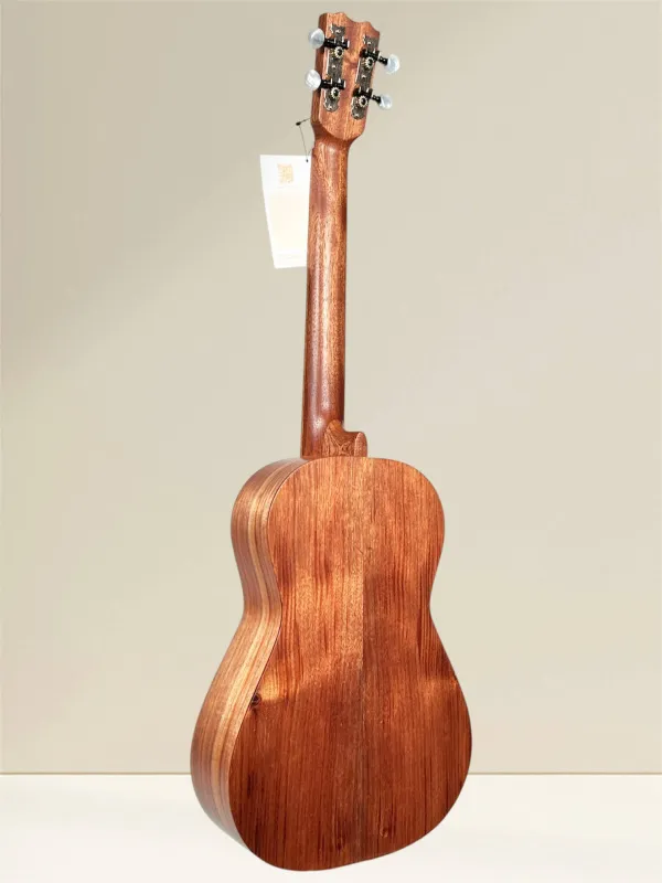 APC Bariton-Ukulele BS Simple – Rückansicht mit massivem Koa-Boden APC Bariton-Ukulele BS Simple – Rückansicht mit massivem Koa-Boden