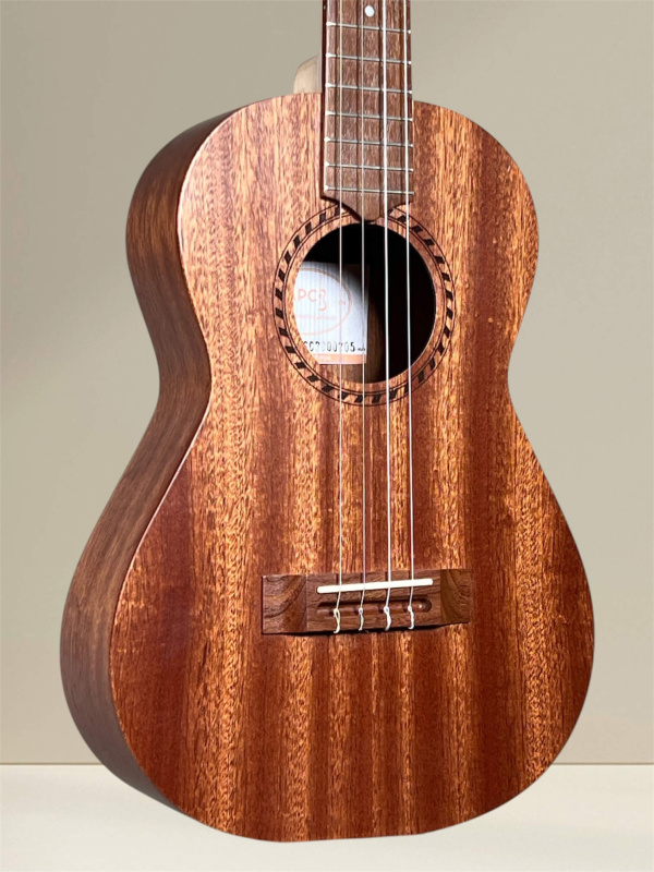 Preview: APC BL Simple Bariton Ukulele aus massivem Mahagoni - Deckeansicht