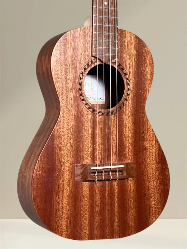 APC BL Simple Bariton Ukulele aus massivem Mahagoni - Deckeansicht