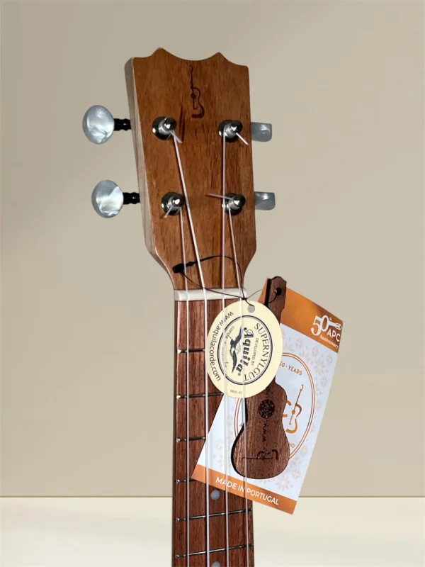 APC CL Simple Concert Ukulele aus massivem Mahagoni - Kopfansicht mit Logo