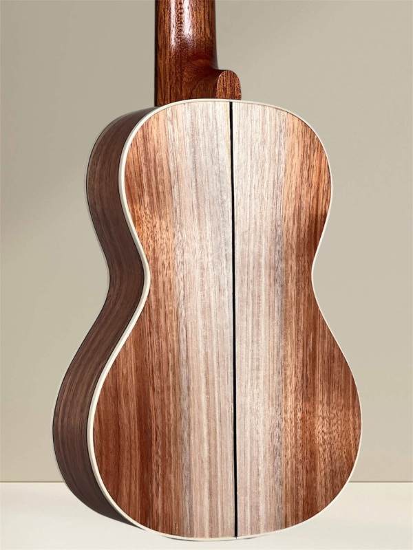 Preview: APC CROS ROSACEA Concert Ukulele aus massiver Akazie - Bodenansicht