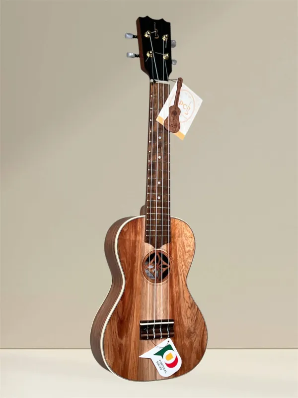 APC CROS ROSACEA Concert Ukulele aus massiver Akazie - Vorderansicht