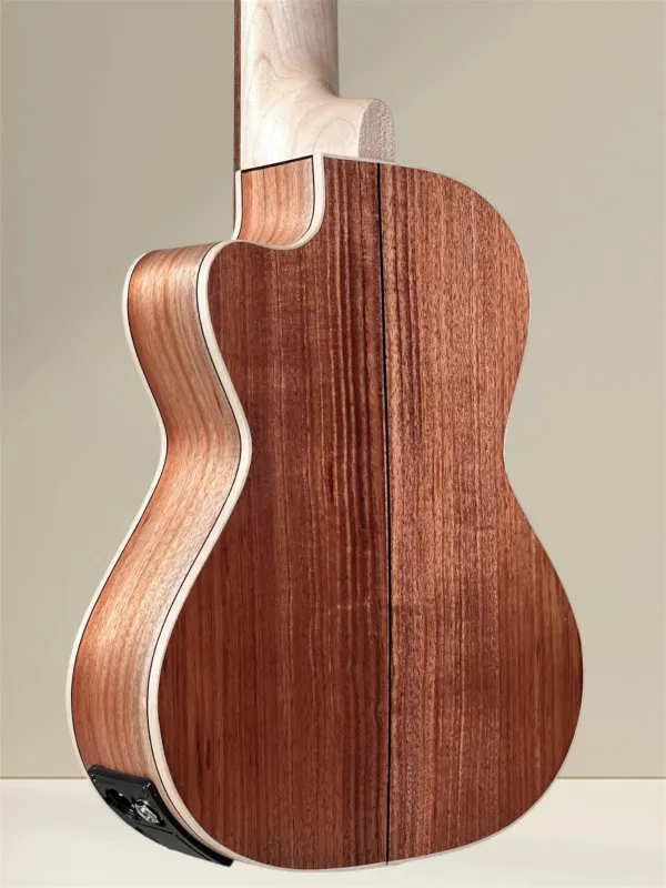 APC GC CW Guitarlele aus vollmassiver Akazie mit Cutaway – Bodenansicht