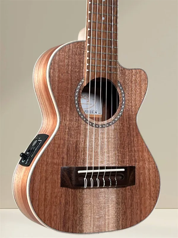 APC GC CW Guitarlele aus vollmassiver Akazie mit Cutaway – Deckeansicht