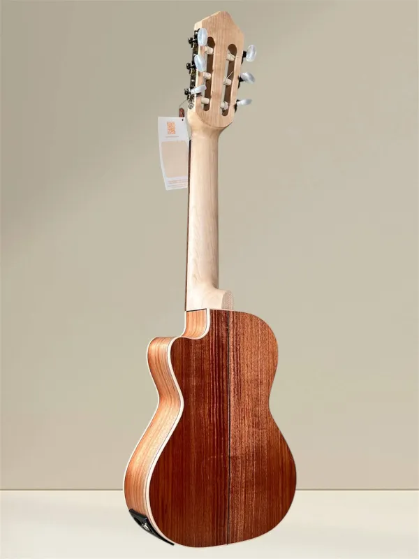 APC GC CW Guitarlele aus vollmassiver Akazie mit Cutaway – Rückansicht