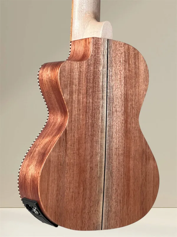 APC GT GW Guitalele aus massiver Koa-Akazie mit Cutaway und Preamp – Bodenansicht