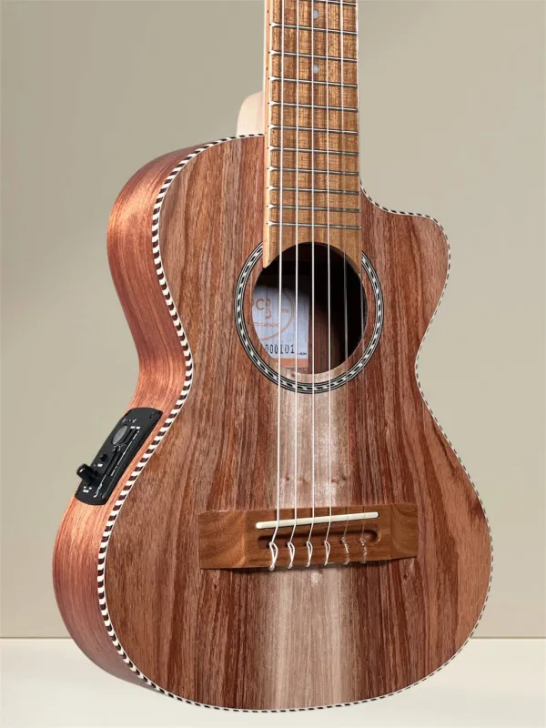 APC GT GW Guitalele aus massiver Koa-Akazie mit Cutaway und Preamp – Deckeansicht