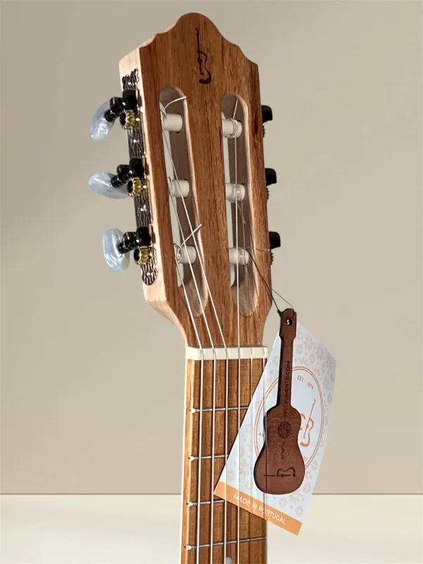 APC GT GW Guitalele aus massiver Koa-Akazie mit Cutaway und Preamp – Kopfansicht vorne mit Logo