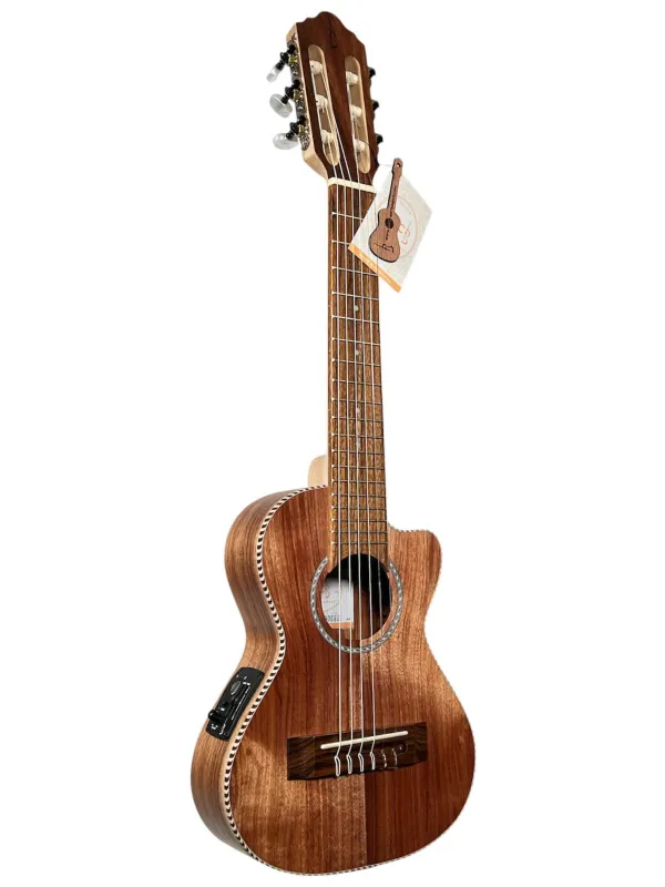 APC GT GW Guitalele aus massiver Koa-Akazie mit Cutaway und Preamp – Vorderansicht