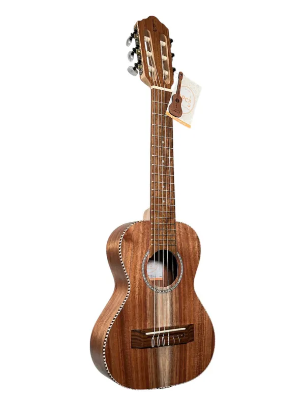 APC GT Guitarlele, Modell Traditional aus vollmassiver Koa-Akazie – Vorderansicht