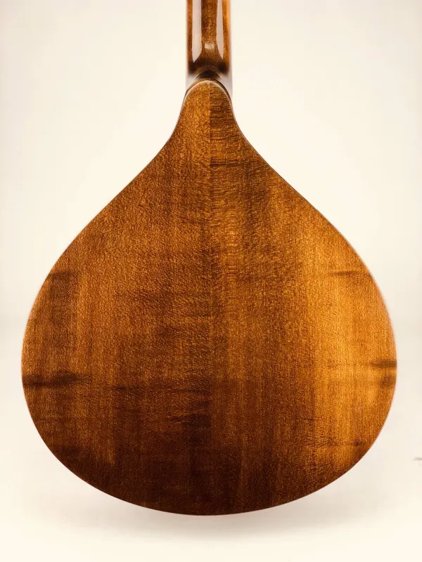 ARIS Concerto Maestro Bouzouki, antik-Look-Finish im Detail auf Boden des Bouzoukis