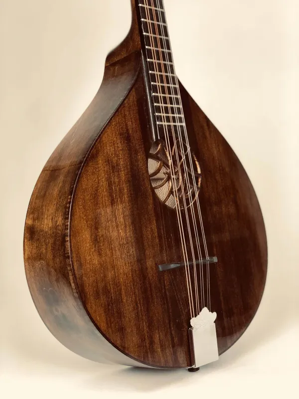 ARIS Concerto Maestro Bouzouki, antik-Look-Finish im Detail auf Decke und Zargen des Bouzoukis