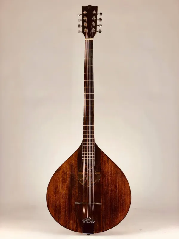 Vorderansicht des ARIS Concerto Maestro Bouzouki mit antikisiertem Natur-Finish