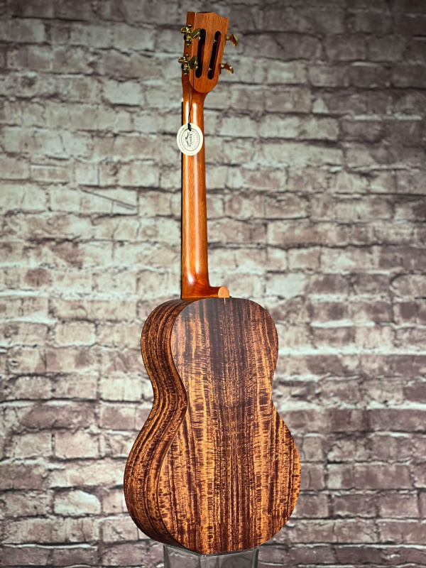Preview: Boden-Detailansicht einer MAHALO MA4KA Bariton Ukulele Modell Artist Elite Koa