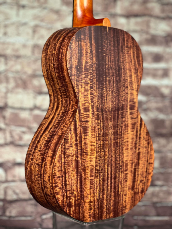 Preview: Boden-Detailansicht einer MAHALO MA4KA Bariton Ukulele Modell Artist Elite Koa