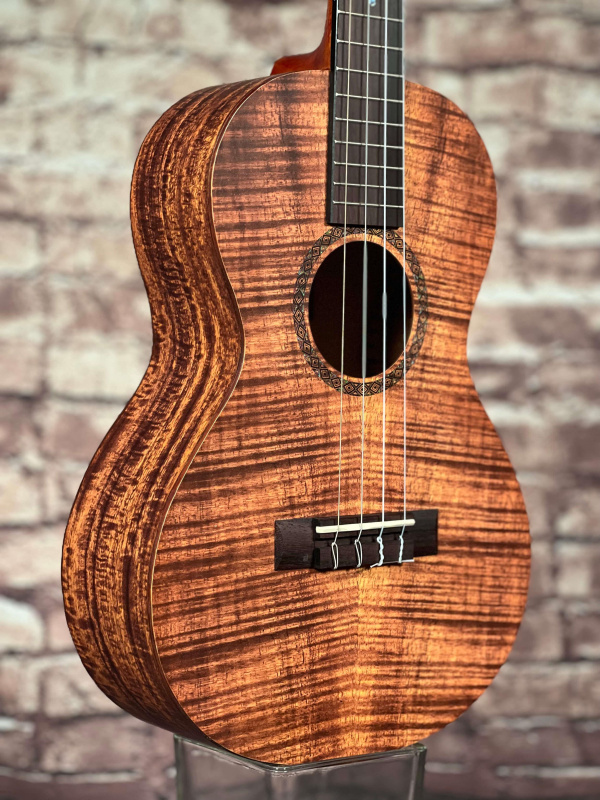 Preview: Decke-Detailansicht einer MAHALO MA4KA Bariton Ukulele Modell Artist Elite Koa
