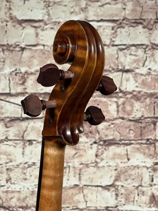 Schnecke-hinten-seitlich-Detailansicht einer Barock Bratsche (Viola) Modell Gamba Handarbeit aus Ungarn gebaut 2021