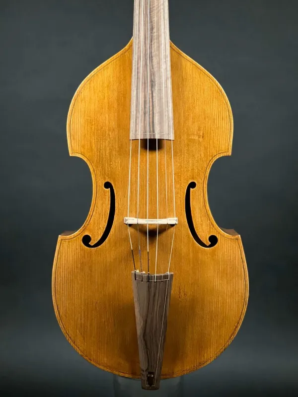 Decken-Detailansicht einer Bivaj Art 6-Saitige Bass Viola da Gamba Handarbeit aus Siebenbürgen gebaut 2021