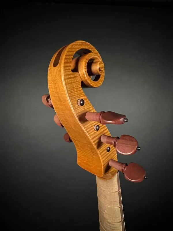 Schnecke-hinten-Seite-Detailansicht einer Bivaj Art 6-Saitige Bass Viola da Gamba Handarbeit aus Siebenbürgen gebaut 2021