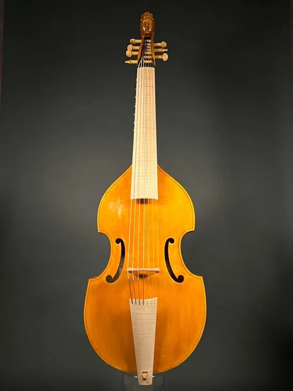 Frontansicht einer Bakos András 7-Saitige Bass Tenor Viola da Gamba Handarbeit aus Siebenbürgen gebaut 2023