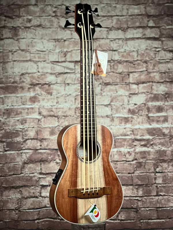 Front-Detailansicht einer APC Bass Ukulele Modell Classic, Handarbeit aus Portugal