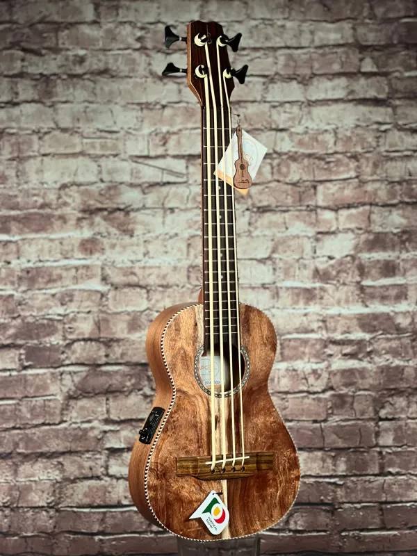 Front-Detailansicht einer APC Bass Ukulele Modell Traditional, Handarbeit aus Portugal