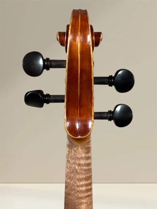 Simon Joseph Meister-Bratsche 42,3 cm, Stradivari Modell, gebaut 2023 in Siebenbürgen – Schneckeansicht hinten