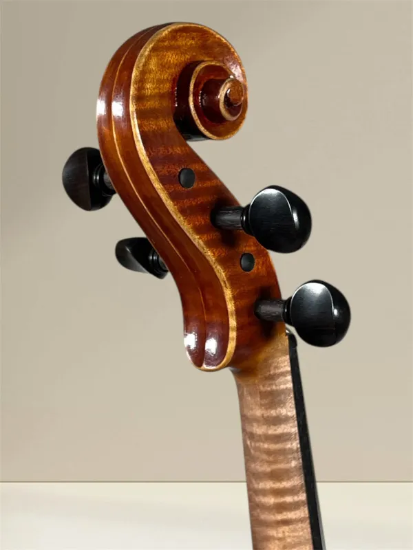 Simon Joseph Meister-Bratsche 42,3 cm, Stradivari Modell, gebaut 2023 in Siebenbürgen – Schneckeansicht hinten seitlich