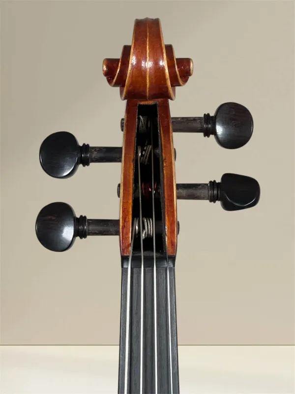 Simon Joseph Meister-Bratsche 42,3 cm, Stradivari Modell, gebaut 2023 in Siebenbürgen – Schneckeansicht vorne