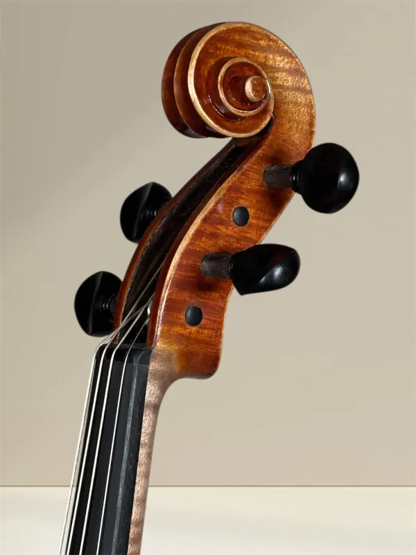 Simon Joseph Meister-Bratsche 42,3 cm, Stradivari Modell, gebaut 2023 in Siebenbürgen – Schneckeansicht vorne seitlich