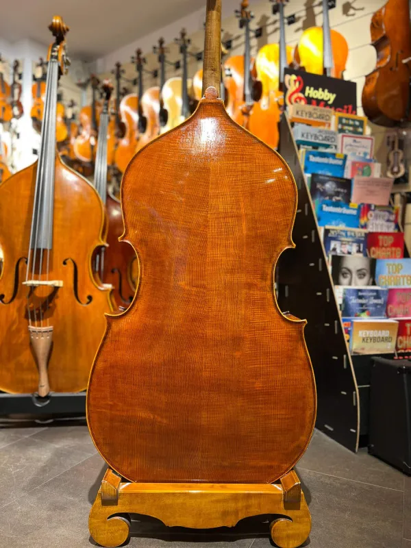 Bucur Ioan 1/2 Kontrabass Modell Tarantini Picolo – handgebaut 2025, massive Hölzer – Bodenansicht seitlich