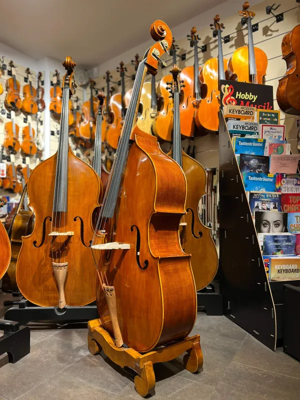 Bucur Ioan 1/2 Kontrabass Modell Tarantini Picolo – handgebaut 2025, massive Hölzer – Vorderansicht seitlich