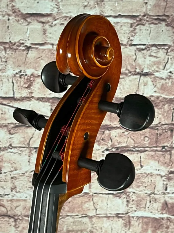 Schnecke-vorne-seitlich-Ansicht eines Bucur Ioan Stradivarius linkshänder Modell Cello (Violoncello) Handarbeit 2023