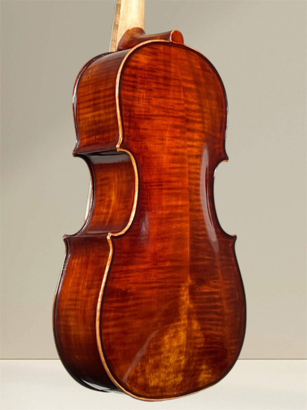 Preview: Cello da Spalla, viola Pompoza – handgefertigt von Simon Csaba 2025, Siebenbürgen – Bodenansicht, seitlich