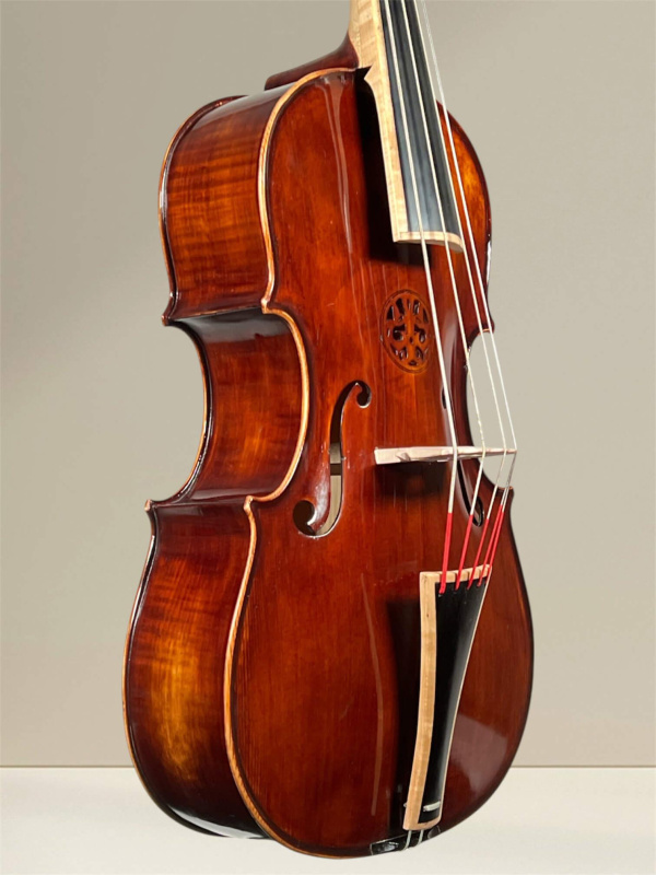 Preview: Cello da Spalla, viola Pompoza – handgefertigt von Simon Csaba 2025, Siebenbürgen – Deckenansicht, seitlich