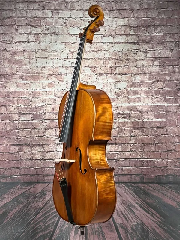 Front-seitlich-Detailansicht eines Orbán Zsolt 5-Saiter Meister Cello Handarbeit aus Ungarn 2019