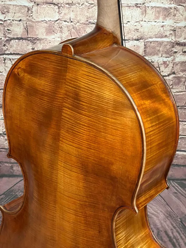Halsansatz-Detailansicht eines Orbán Zsolt 5-Saiter Meister Cello Handarbeit aus Ungarn 2019